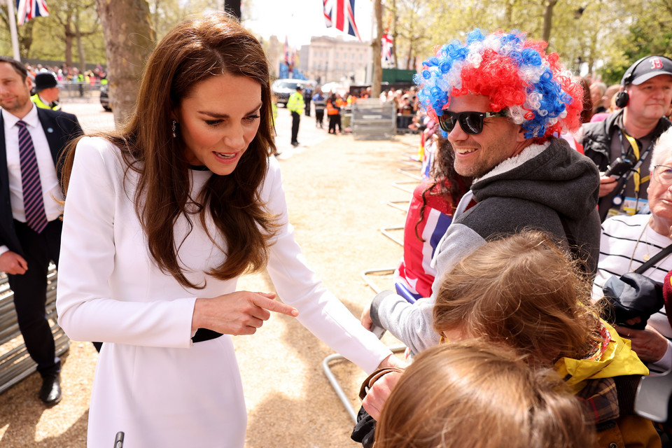 Księżna Kate z miłośnikami rodziny królewskiej