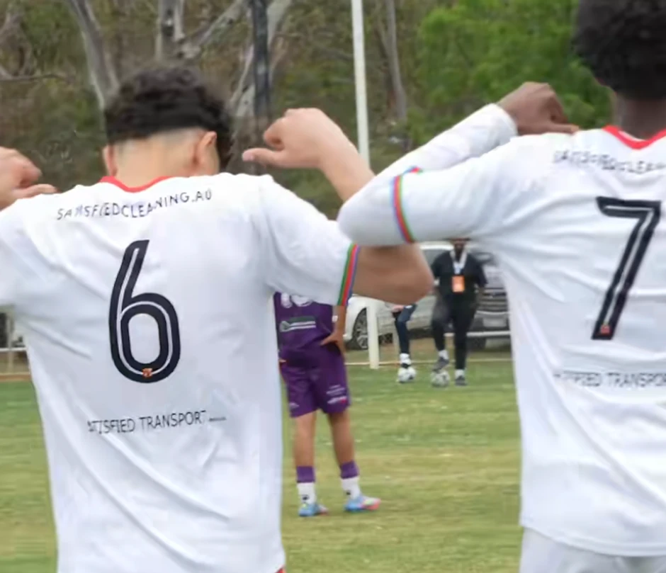 Uzvikivanje brojeva propraćeno je pokretom ruku gde su oba dlana okrenuta nagore