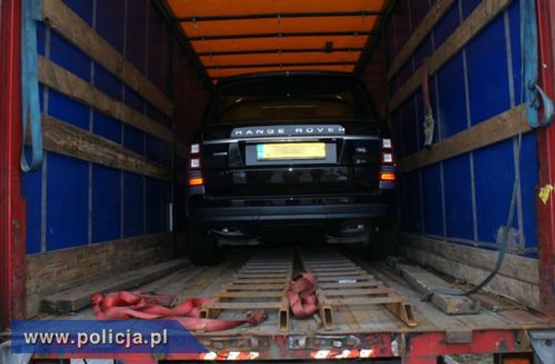 Biuro Międzynarodowej Współpracy Policji KGP otrzymało informację od policji holenderskiej, że na terenie Polski może znajdować się range rover (najnowszy model), z którego przestępcy korzystali podczas napadów na bankomaty. W napadach przestępcy używali materiałów wybuchowych. Rozpoczęła się akcja poszukiwawcza…