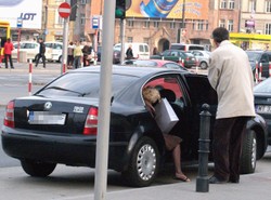 Minister jeździ na zakupy służbową limuzyną