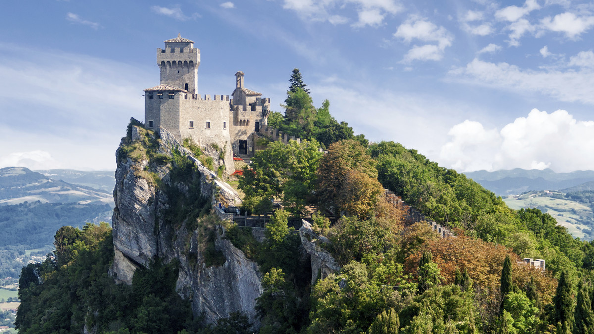 San Marino to malutki, ale ciekawy i piękny kraj.Ta strona to szczegółowy przewodnik po San Marino - znajdziecie tu informacje nt. <a href="http://podroze.onet.pl/najwieksze-atrakcje-san-marino/mgmw2" id="cd9afd1c-79c7-4934-ac64-c76b0f88f2cc">największych atrakcji</a>, kiedy jechać, co zobaczyć, newsy i ciekawostki, reportaże i zdjęcia z najciekawszych miejsc i atrakcji, praktyczne porady o podróżowaniu, służbie zdrowia, przepisach i wiele innych.