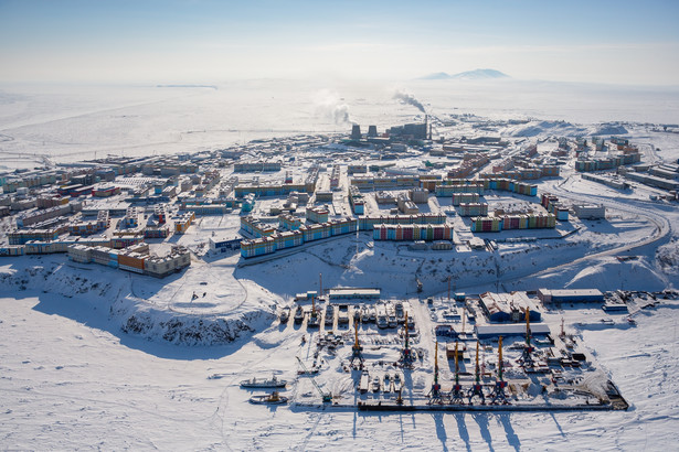 Zimowy widok z lotu ptaka na pokryte śniegiem miasto w Arktyce