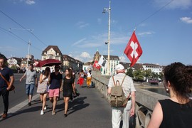 Turisti su ŠOKIRANI načinom na koji se ŠVAJCARCI VRAĆAJU KUĆI S POSLA i ovo je definitivno NAJGENIJALNIJI transport po paklenim vrućinama: Koriste ga svi i besplatan je!