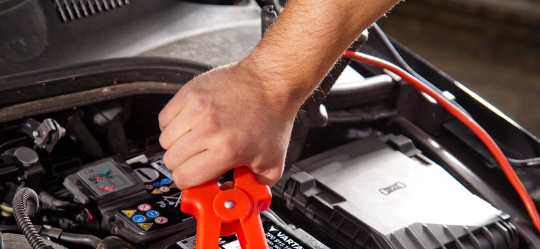Jak uruchomić auto z kabli? Kolejność jest kluczowa, inaczej grozi wybuch