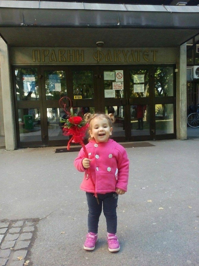 Duškina ćerka ispred Pravnog fakulteta