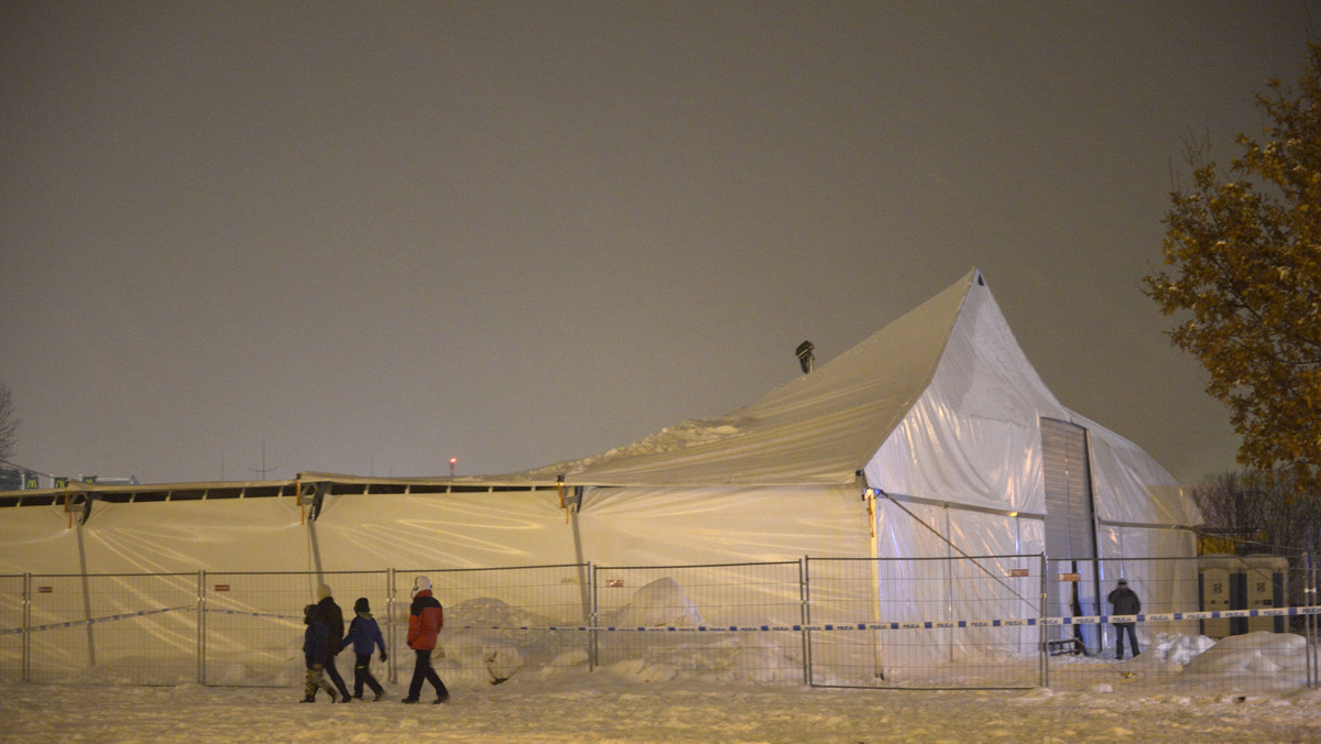 Dach nad lodowiskiem urządzonym na czas zimy runął w sobotę wieczorem w Bydgoszczy. Nikomu się nic nie stało, około 70 osób zdążyło w porę opuścić obiekt - poinformowała straż pożarna.