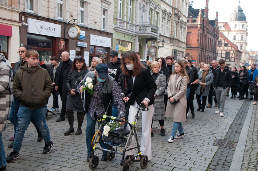 Inowrocław wstrząśnięty po potwornej zbrodni. Mieszkańcy wyszli na ulice...