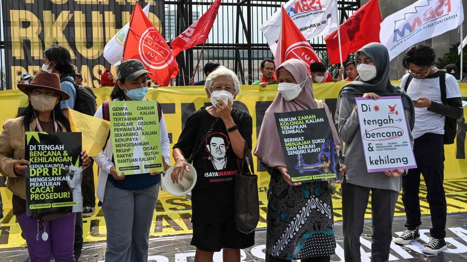 Protesty przeciwko prawu, które ma karać za seks przedmałżeński. Dżakarta, 5 grudnia 2022 r. 