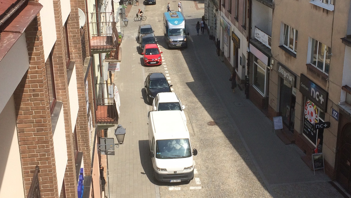 - Na razie nie zamierzamy podejmować żadnych działań dotyczących strefy płatnego parkowania w Kielcach – mówi Jarosław Skrzydło, rzecznik kieleckiego MZD. Zgodnie z przyjętą ostatnio przez posłów ustawą, duże miasta będą mogły stworzyć dwie oddzielne strefy parkowania, a opłata za postój w centrum będzie mogła wzrosnąć nawet kilkukrotnie.