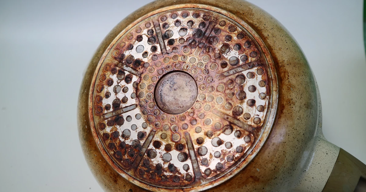 Rewelacyjny sposób na wyczyszczenie patelni. Będzie jak nowa