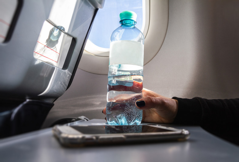 Najbezpieczniejszy napój dostępny na pokładzie samolotów — woda butelkowana. 