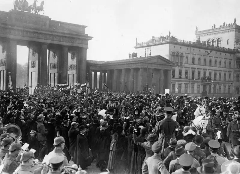 Żołnierze Schutztruppe witani na Pariser Platz w Berlinie