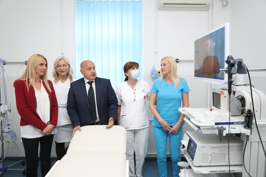 Jelena Drakulić Petrović, direktorka Ringiera i Blic fondacije, dr Olivera Ostojić, rukovodilac Dečje bolnice, prof. dr Vladimir Đukić, direktor KBC "Dr Dragiša Mišović" i sestre Slavka Bratić i Ivana Andrejić (sleva na desno)