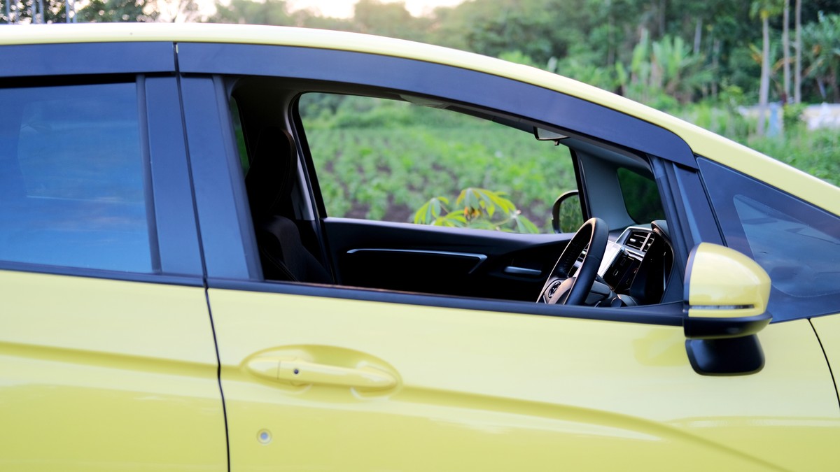 Auto sa spuštenim prozorom