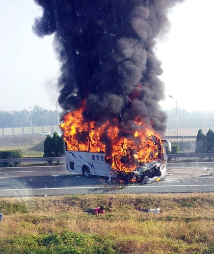 Tragiczne w skutkach zderzenie autokaru z ciężarówką w Chinach