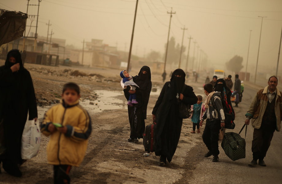 Iraqi people flee the Islamic State stronghold of Mosul in al-Samah neighborhood, Iraq December 2, 2016.