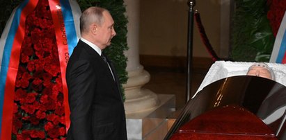 Putin żegnał Żyrinowskiego w samotności. Inni w grupie żałobników. Ekspert ocenia to jasno