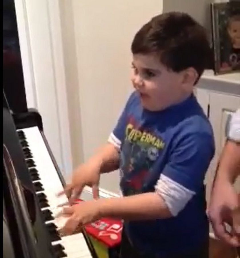 Autystyczny 6-latek pięknie gra na pianinie