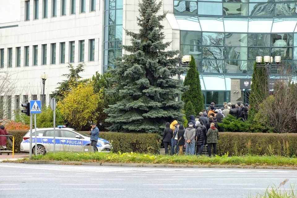 Spora kolejka i awantura przed bankiem w Kielcach. Poszło o banknoty i monety z Lechem Kaczyńskim