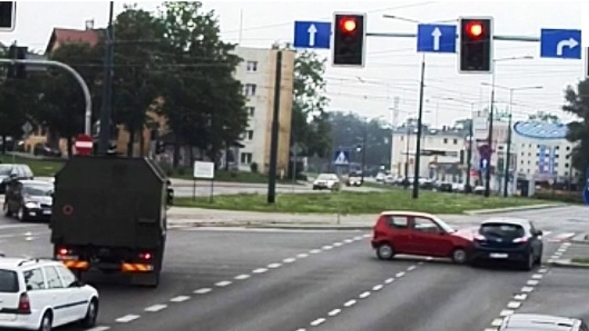 Policjanci z Elbląga cały czas notują wielką liczbę kolizji w ich mieście. Nie pomagają kolejne apele i prośby o ostrożność na drodze. Ku przestrodze publikują więc film, na którym widać zderzenie dwóch aut. - Spieszyłam się na lotnisko - tłumaczyła policjantom kobieta, która spowodowała wypadek.