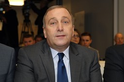 Schetyna: PiS chce odebrać samorządom władze