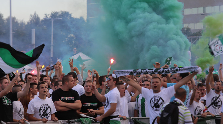 A híreknek megfelelően hatalmas táborral vonultak a stadion elé a ferencvárosi szurkolók /Fotó: Fuszek Gábor