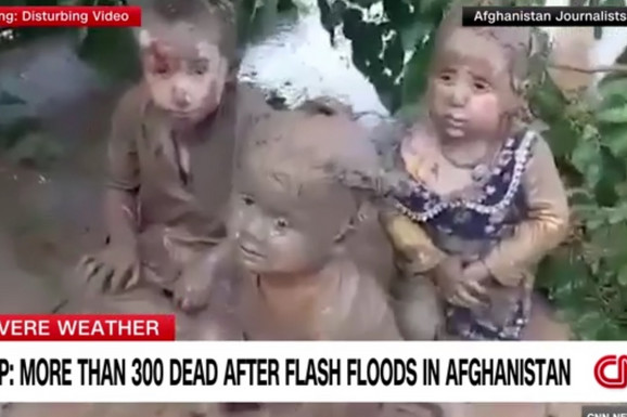 TROJE DECE IZVUČENO IZ BLATA Mališani bili u kući s roditeljima kad je naišla bujica, stotine ljudi stradalo u poplavama u Avganistanu (VIDEO)