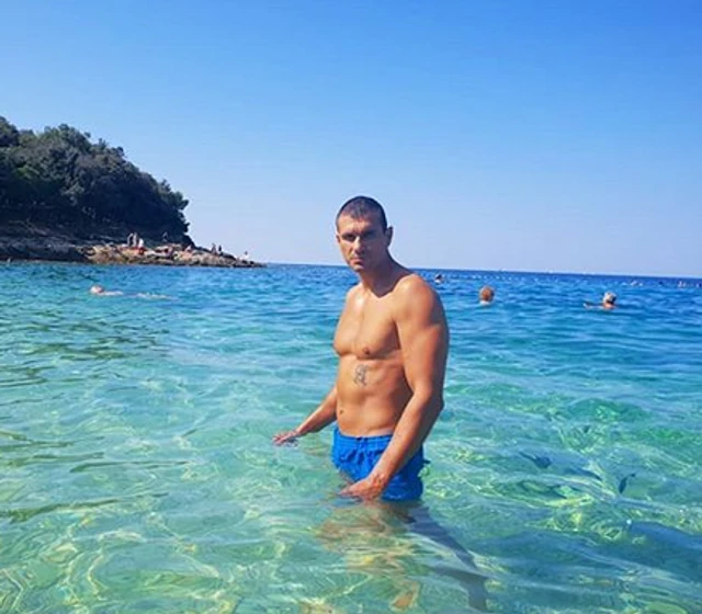 "TU DEVOJKU APSOLUTNO NE POZNAJEM!" Igor Iks je BESNEO zbog tvrdnji zadrugarke o VRELOJ AKCIJI, dok Mina Kostić uzvraća udarac na njegove reči o PAKLU od života!