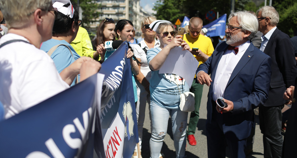 Pielęgniarki protestują przed Sejmem. "Patrzymy posłom na ręce"