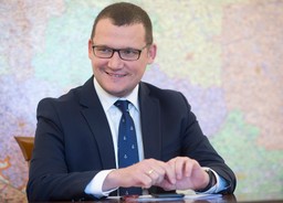 Szefernaker: Pomożemy wszystkim, którzy szukają schronienia w Polsce [WYWIAD]