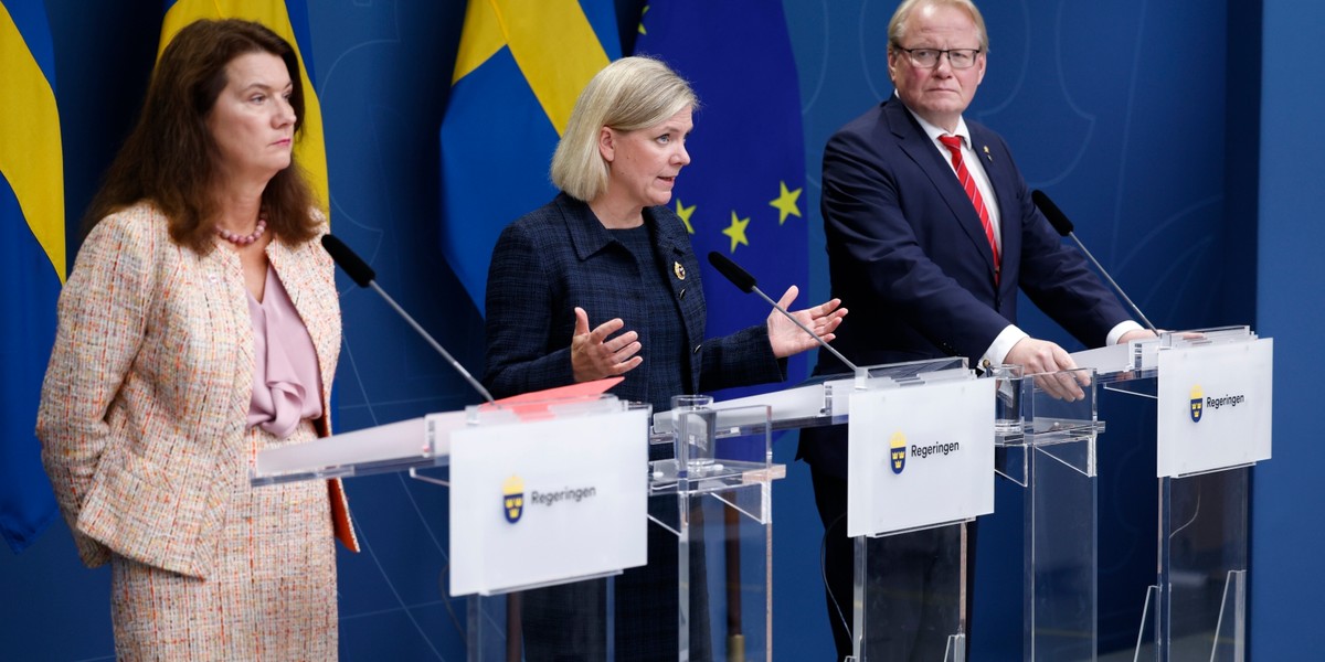 Minister spraw zagranicznych Szwecji Ann Linde, premier Szwecji Magdalena Andersson i minister obrony Szwecji Peter Hultqvist na konferencji prasowej poświęconej wyciekom gazu z Nord Stream.