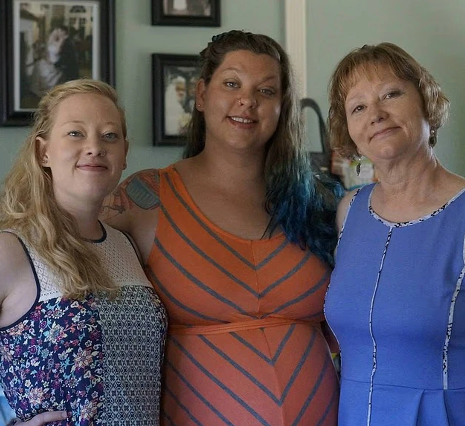 Rene Nikol Gud (levo) sa sestrom i majkom