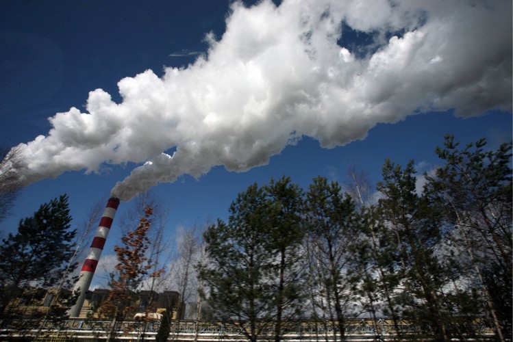 Powstanie elektrowni pozwoliło na szybki rozwój gminy, w której się znajduje. Gmina Kleszczów jest najbogatsza w Polsce - w 2011 r. roczny dochód na mieszkańca sięgał tu 44 563 zł. Gmina oferuje mieszkańcom dofinansowanie do opieki dentystycznej, a także darmową wodę w kranach i wyjazdy dla dzieci nad Morze Śródziemne.

Na zdjęciu: Elektrownia Bełchatów