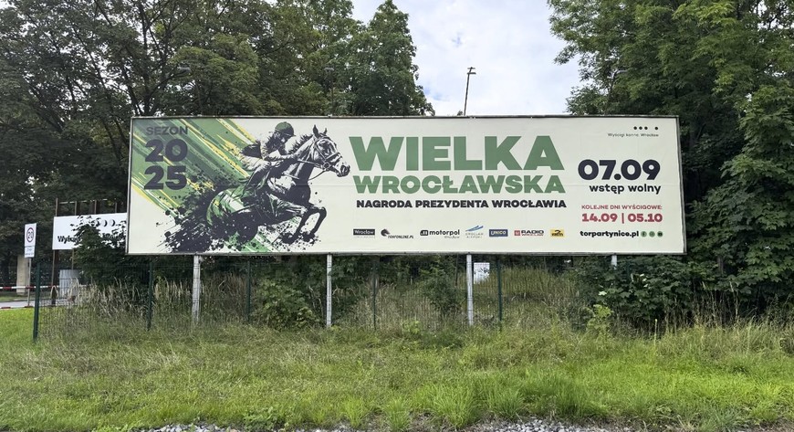 Wielka Wrocławska – Nagroda Prezydenta Wrocławia to najbardziej prestiżowa międzynarodowa gonitwa z przeszkodami w Polsce. Konie i jeźdźcy z różnych krajów zmierzą się o nagrody z puli 200 tys. zł. 