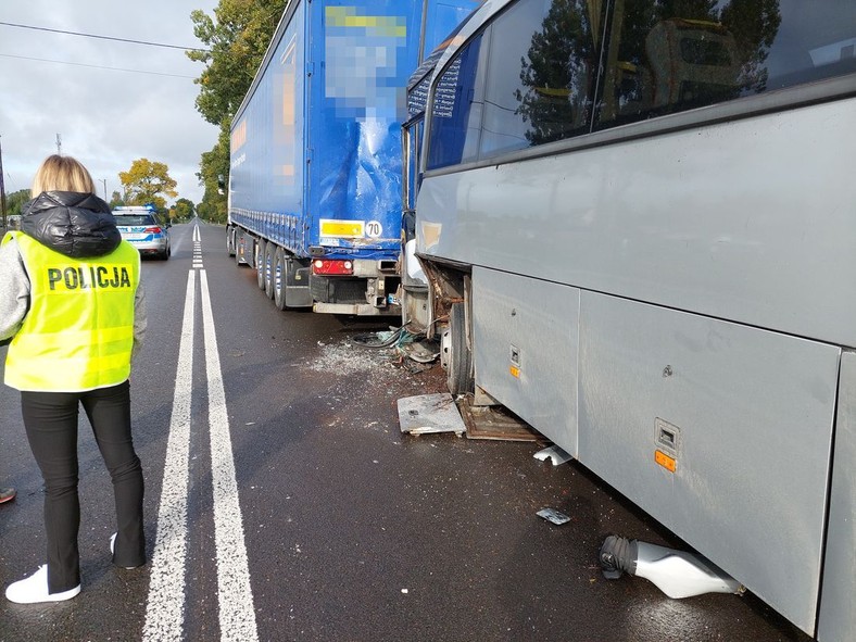 Autobus z wycieczką szkolną uderzył w TIR-a