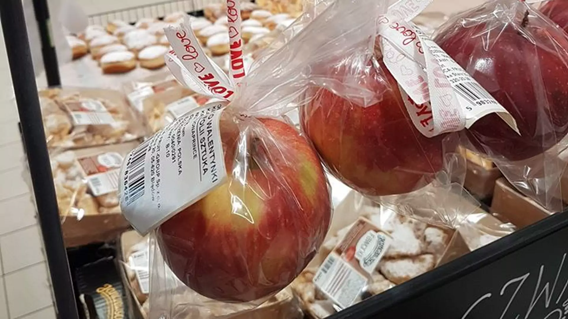 Z miłości do plastiku. Carrefour sprzedaje walentynkowe jabłka zapakowane w folię