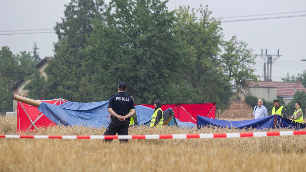 Załogę śmigłowca, który wczoraj rozbił się w Domecku, stanowiła rodzina: ojciec i dwóch synów. Katastrofę przeżył jedynie 21-latek, który w ciężkim stanie został zabrany do szpitala. Obecnie jest w śpiączce farmakologicznej. Tymczasem wrak śmigłowca został już zabezpieczony, a okoliczności wypadku bada specjalna komisja.