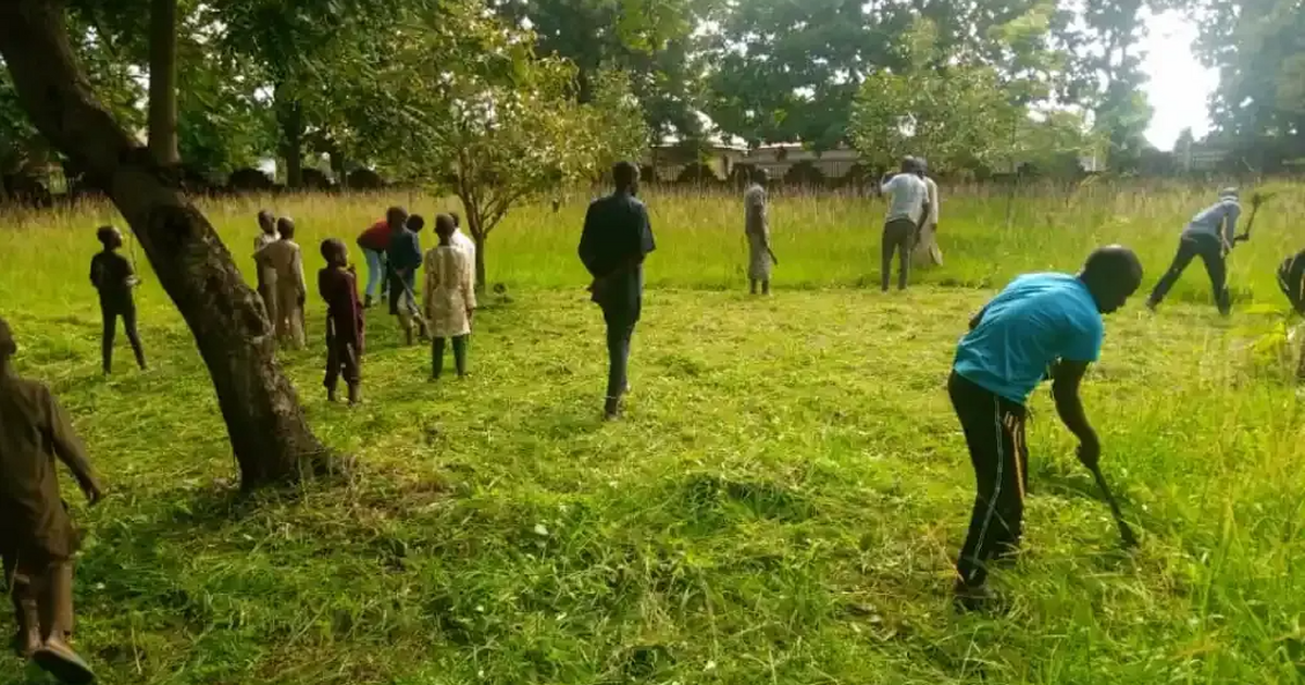 United by Sallah: Kaduna Christians join Muslims to clear grass at mosque - Vimarsana News