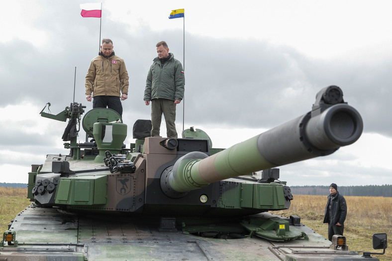 Andrzej Duda oraz Mariusz Błaszczak na ćwiczeniach z użyciem koreańskich czołgów i armatohaubic