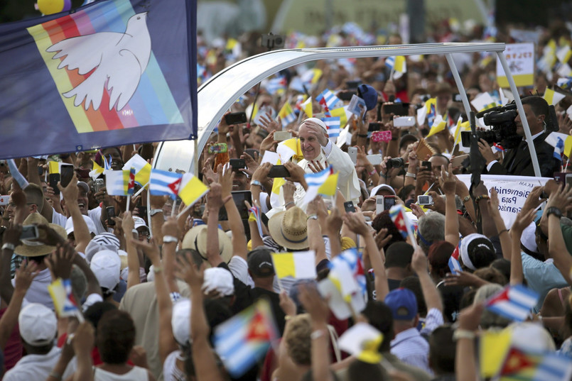 Sam przejazd papamobile między sektorami trwał 40 minut. Papież był entuzjastycznie witany przez zgromadzonych. W ich dłoniach powiewały flagi Watykanu i Kuby. Pojazd co chwila zatrzymywał się, Franciszek podchodził do ludzi, witał się z nimi i ściskał trzymane w ramionach dzieci.
