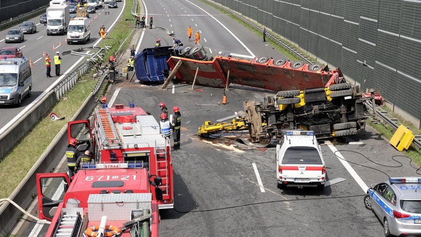 Ciężarówka wywróciła się na autostradzie