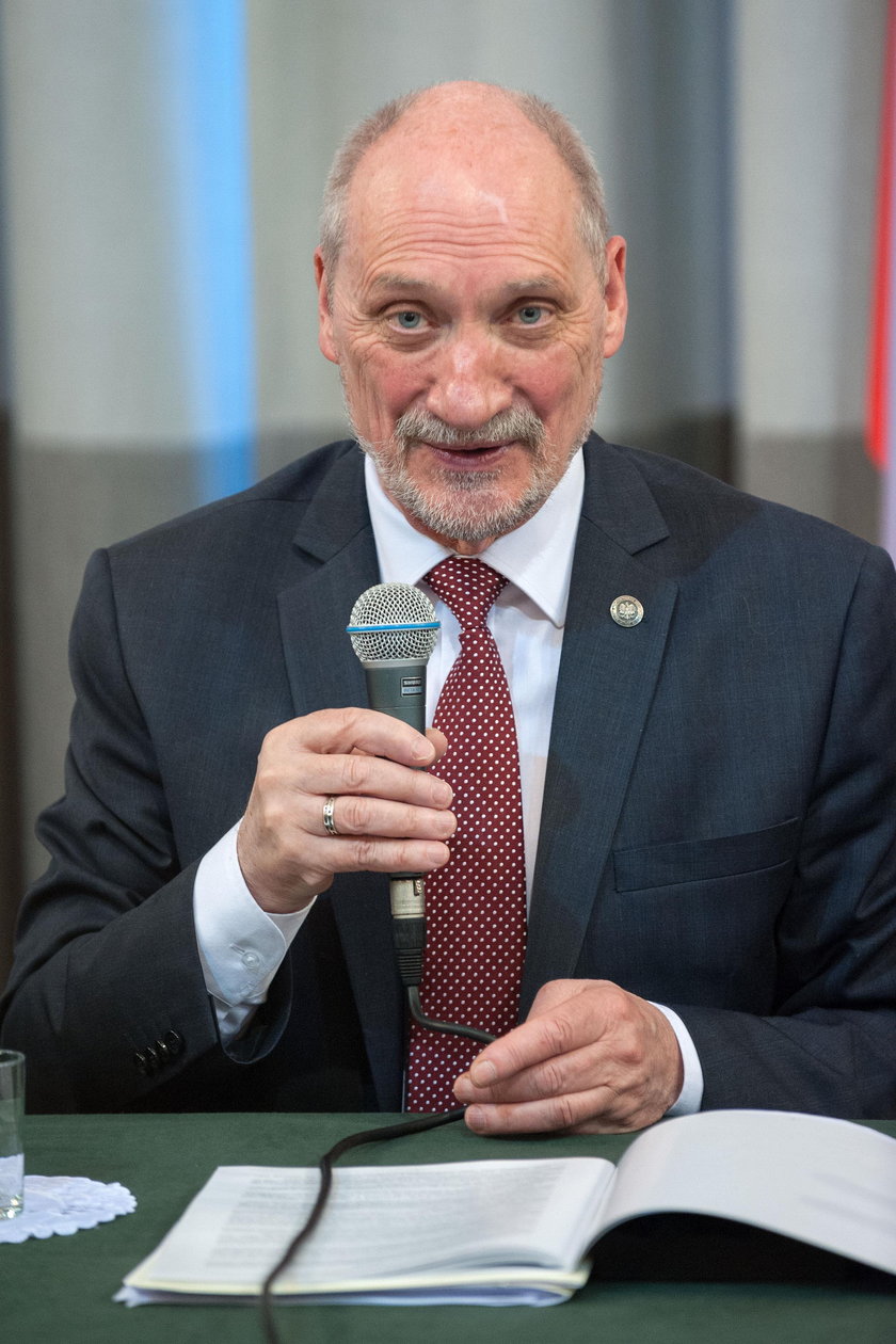 Macierewicz blefował?