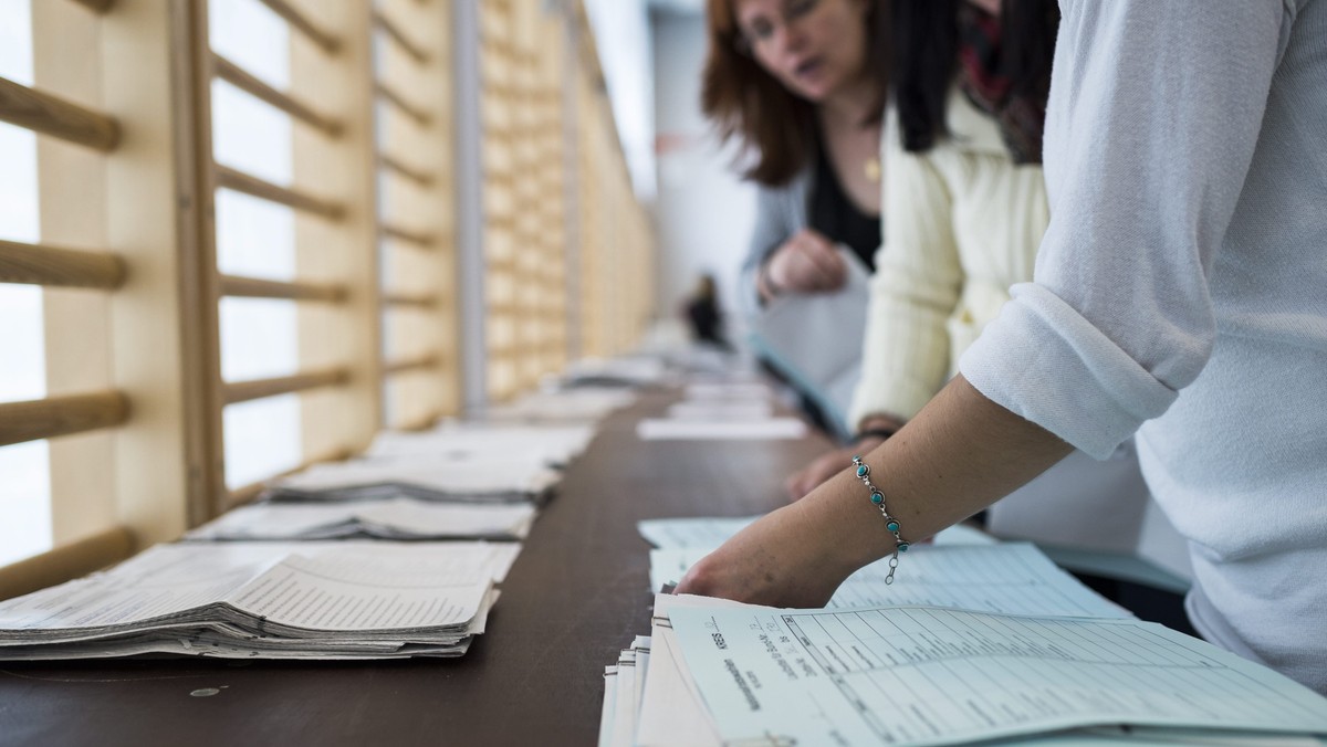 Zwrot na prawo w rezultacie niedzielnych wyborów w Szwajcarii świadczy o tym, że Szwajcarzy w niepewnych czasach próbują się "zabarykadować" - ocenia tamtejsza francuskojęzyczna prasa.