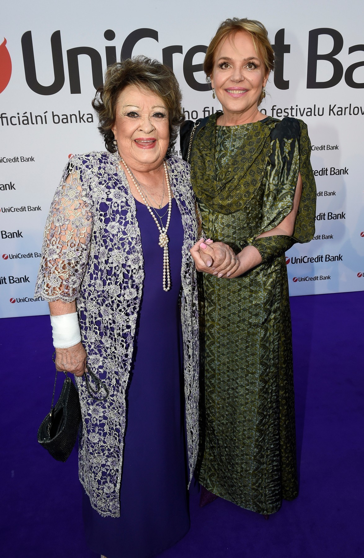 Herečka Jiřina Bohdalová sa po boku Dagmar Havlovej ukázala s obviazanou rukou.