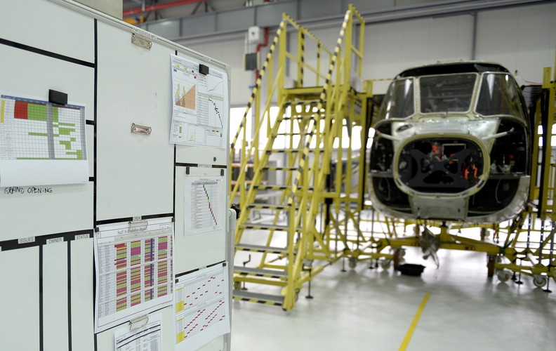 Na sześciu stanowiskach remontowych (w tym stanowisko od malowania) usytuowanych w nowym hangarze, będą naprawiane śmigłowce z 30 krajów z Europy i Bliskiego Wschodu.<br><br><br>  Fot. (dd/gj) PAP/Darek Delmanowicz