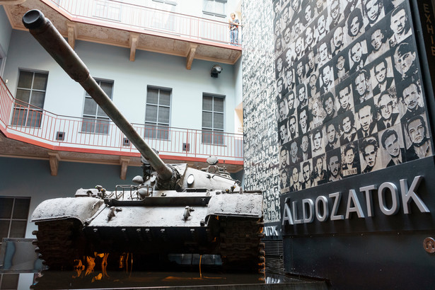 Czołg T-54 w budapesztańskim Muzeum Terroru