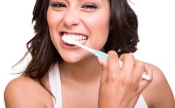 prawidłowa technika ważniejsza niż sprzęt. tak trzeba szczotkować zęby