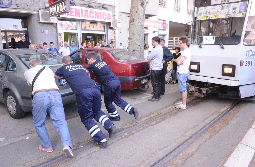 ... a radnici "Parking servisa" uz pomoć sugrađanina su pogurali vozilo
