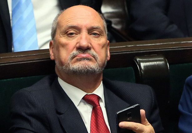 Szef klubu PO: Macierewicz wstrzymał wyjście rosyjskich wojsk w 1992 roku