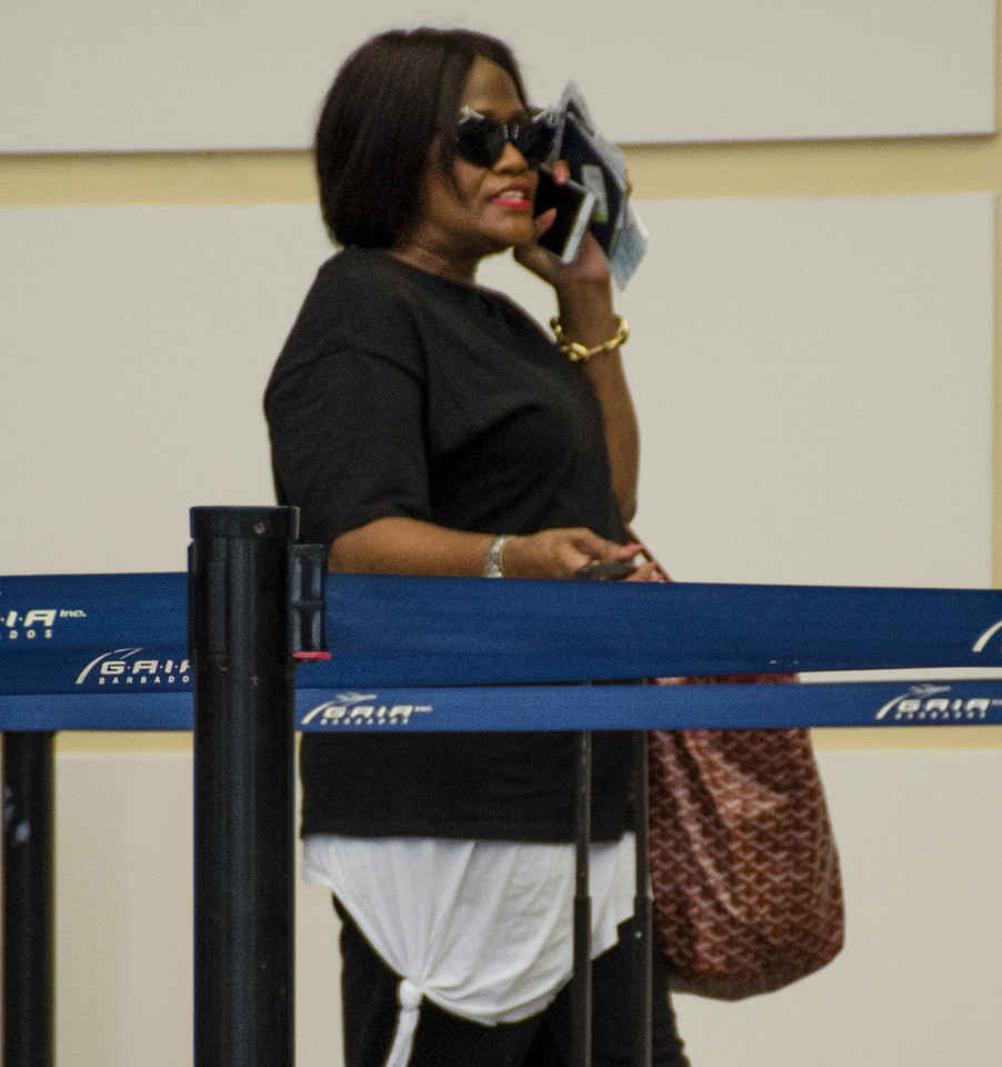 Mama i brat Rihanny przyłapani na lotnisku. Podobni do słynnej wokalistki?